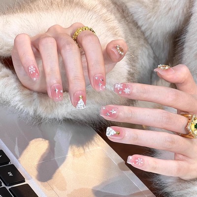 艺人裸粉色圣诞氛围感手工美甲穿戴甲短款轻奢猫眼高级感指甲贴片