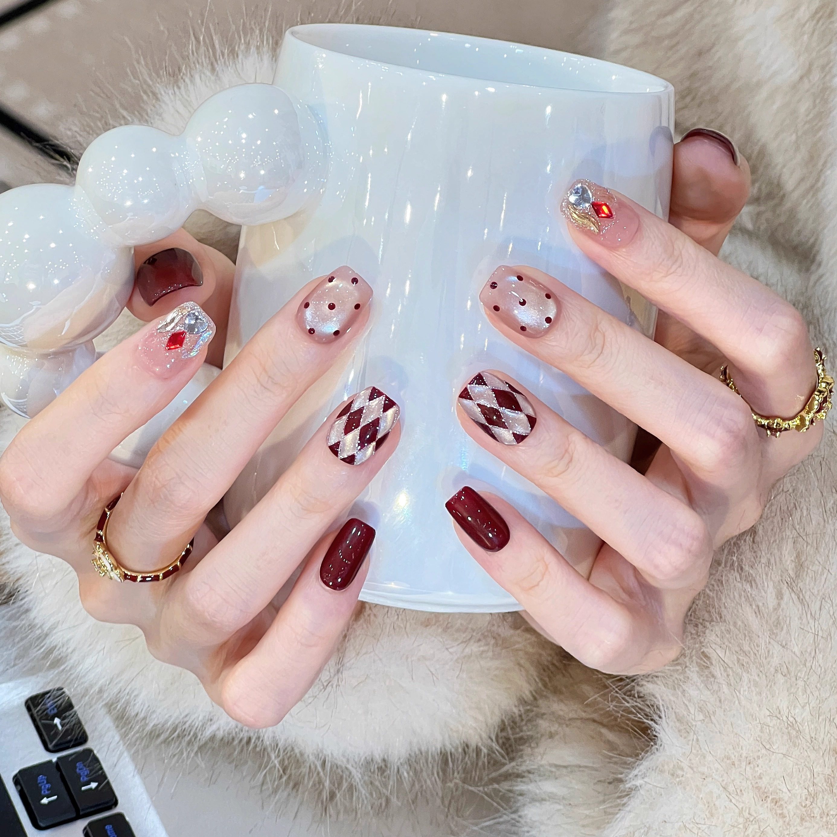 艺人酒红格纹美甲穿戴甲短款轻奢贵妇高级感玻璃珠猫眼指甲贴片,彩妆/香水/美妆工具,穿戴甲/甲片,淘宝优惠券,粉丝福利购,淘宝优惠卷