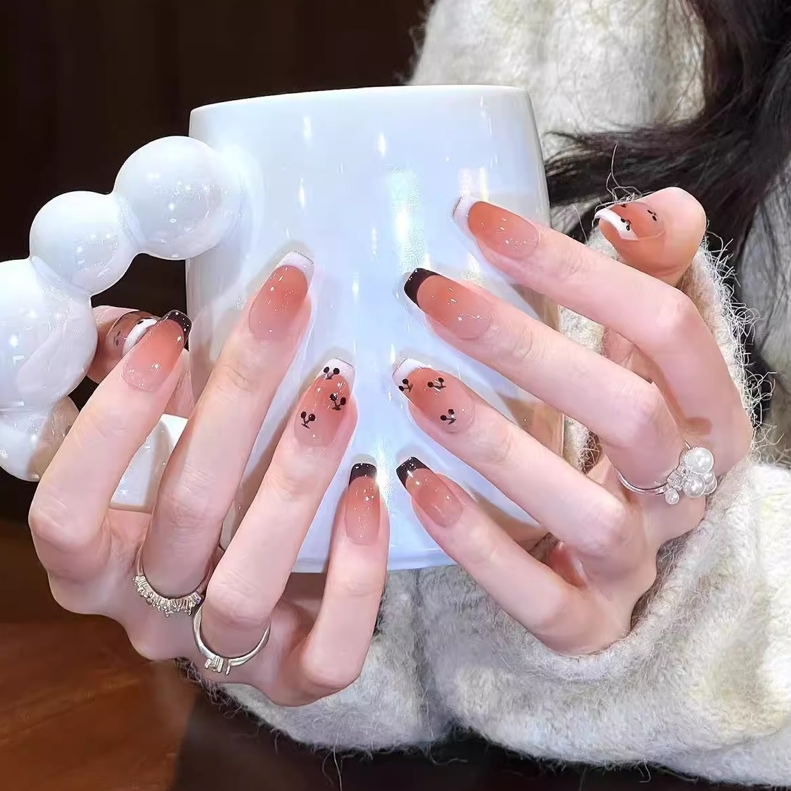 艺人甜酷秋冬款樱桃纯手工美甲穿戴甲短款显白法式高级感指尖贴片