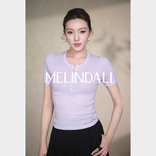 MELINDA LI【马术假日】绵羊毛醋酸凉感亨利领半襟绞花针织短袖T