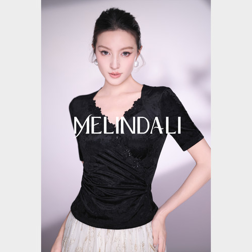 MELINDA LI【冰醋黑山茶】弹力醋酸V领精致山茶花蕾丝绣花短袖T