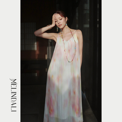 MELINDA LI【朝露】彩虹晕染印花压褶V领系带收腰长款吊带连衣裙
