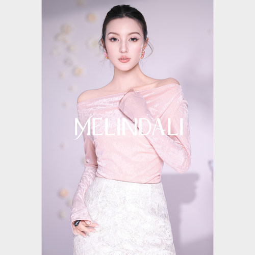 MELINDA LI【粉荔枝】弹力丝绒一字肩荡领两穿捏褶收腰长袖上衣