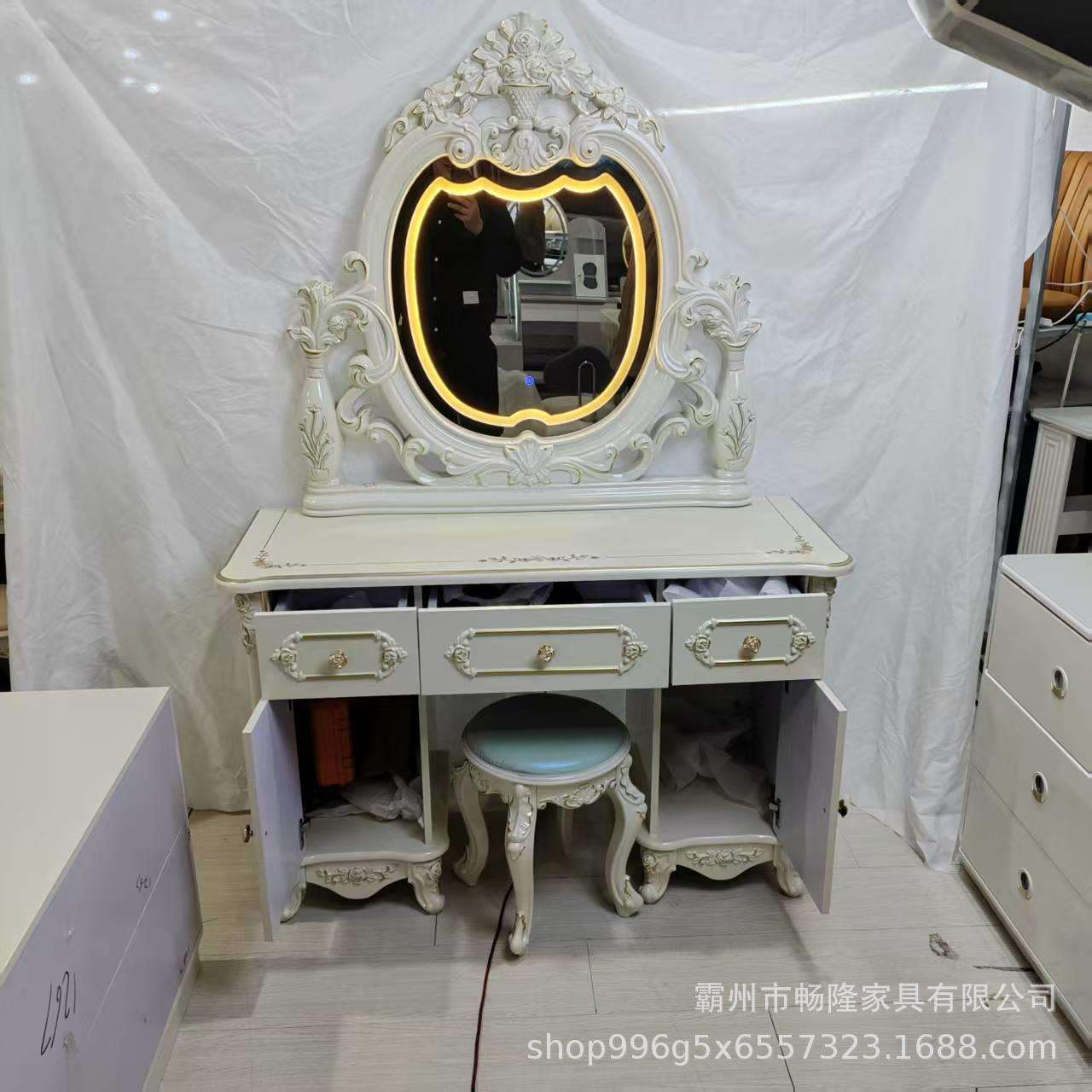 欧式化妆桌子卧室小型梳妆台主卧上档次镜子带灯新款网红时尚