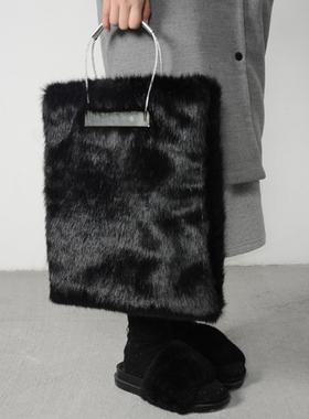 2022 Stylish Winter Black Fur Women Handbags Luxuy Handle To