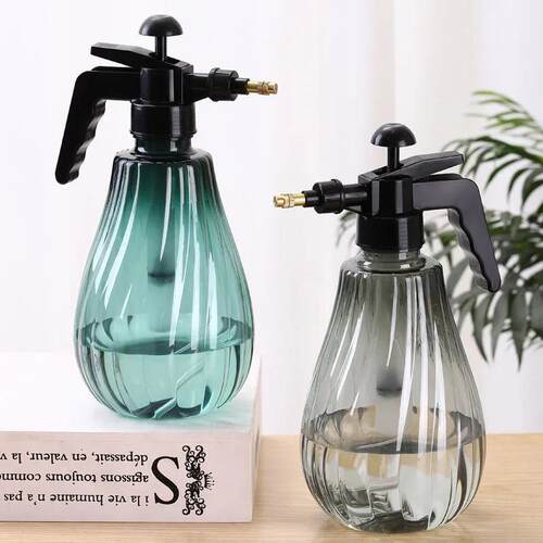 Pneumatic household water sprayer for high-pressure gardenin