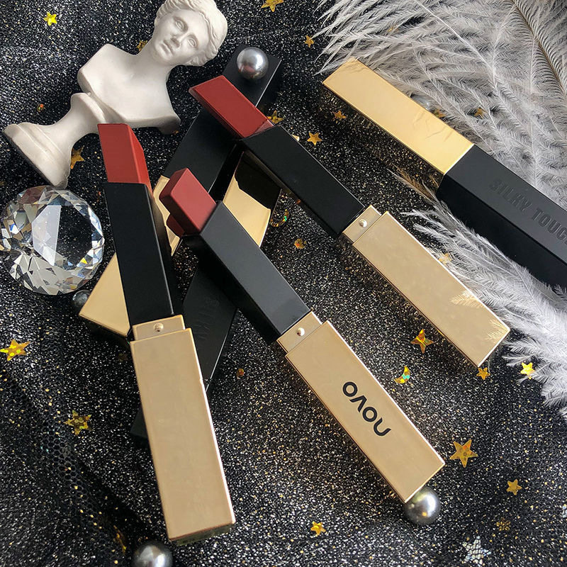 美妆NOVO雾绒细管小金条口红 女学生平价秋冬显白哑光不沾杯唇膏