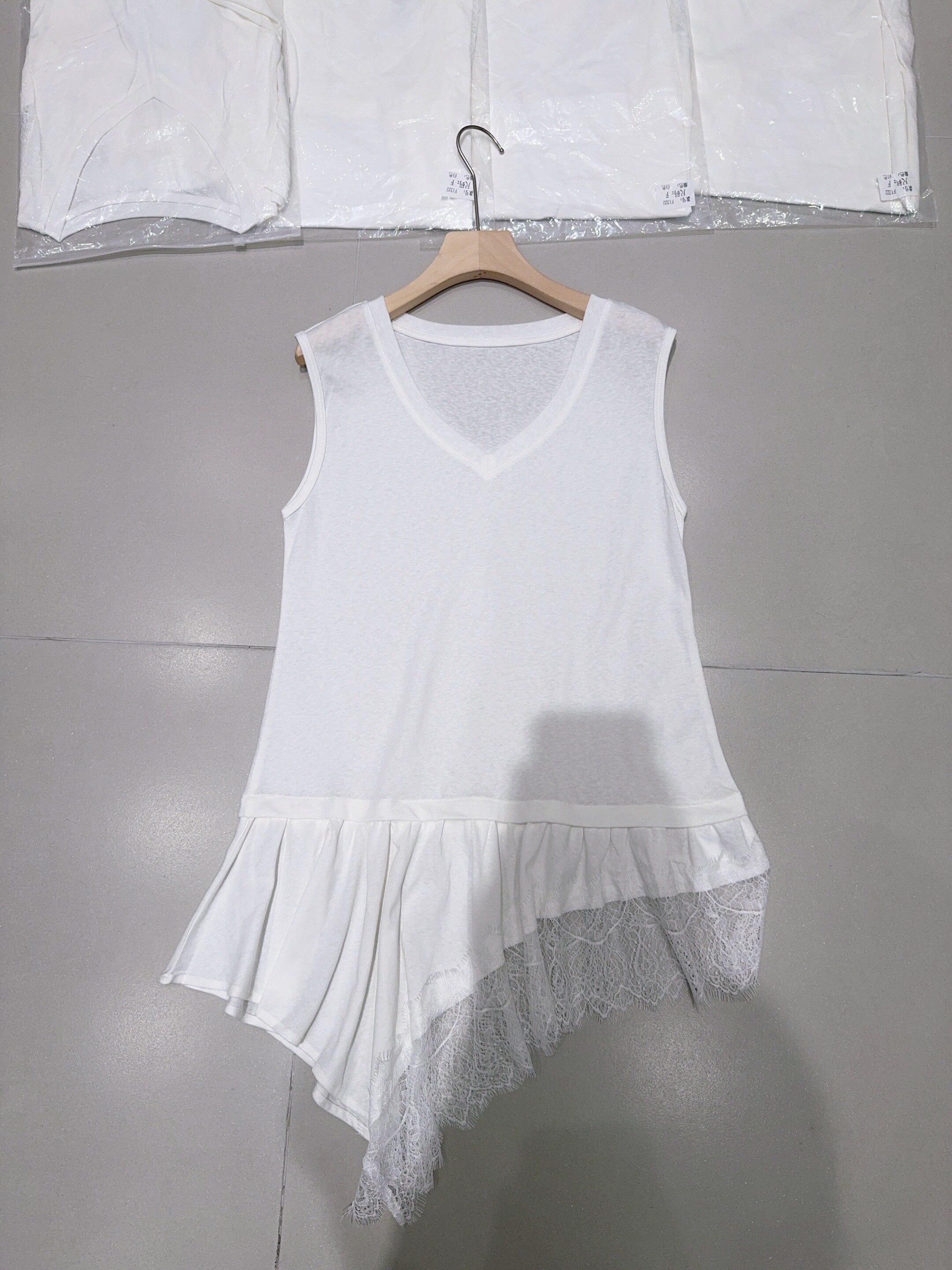 欧洲站2026春季新款时尚洋气V领蕾丝边白色无袖背心叠穿吊带上衣