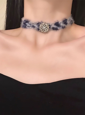 蓝色毛绒choker项链女