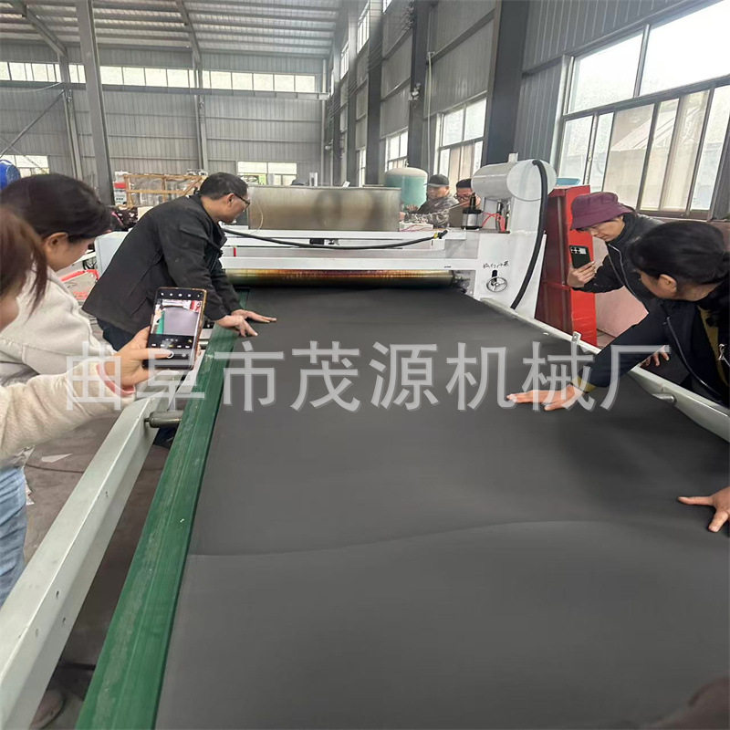 橡塑海绵覆铝箔布阻燃防火覆布机