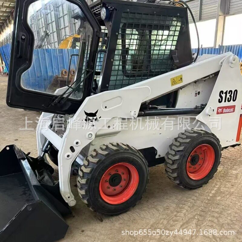 山猫滑移装载机城市道路清运