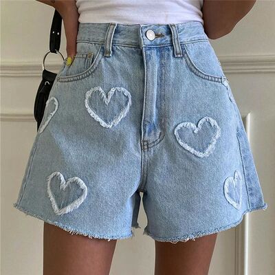 毛边心形牛仔短裤女 Adorable frayed heart-shaped denim shorts