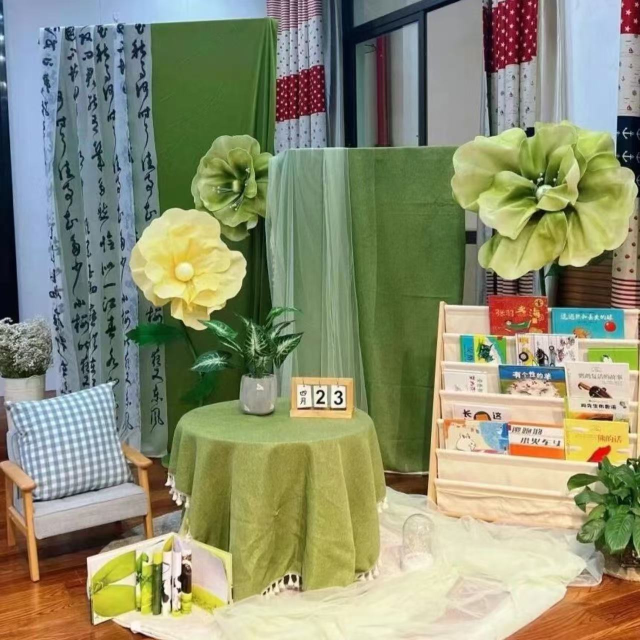 *幼儿园开学季新中式环创签到布置渐变绿色扎染纱幔浅绿流苏桌布