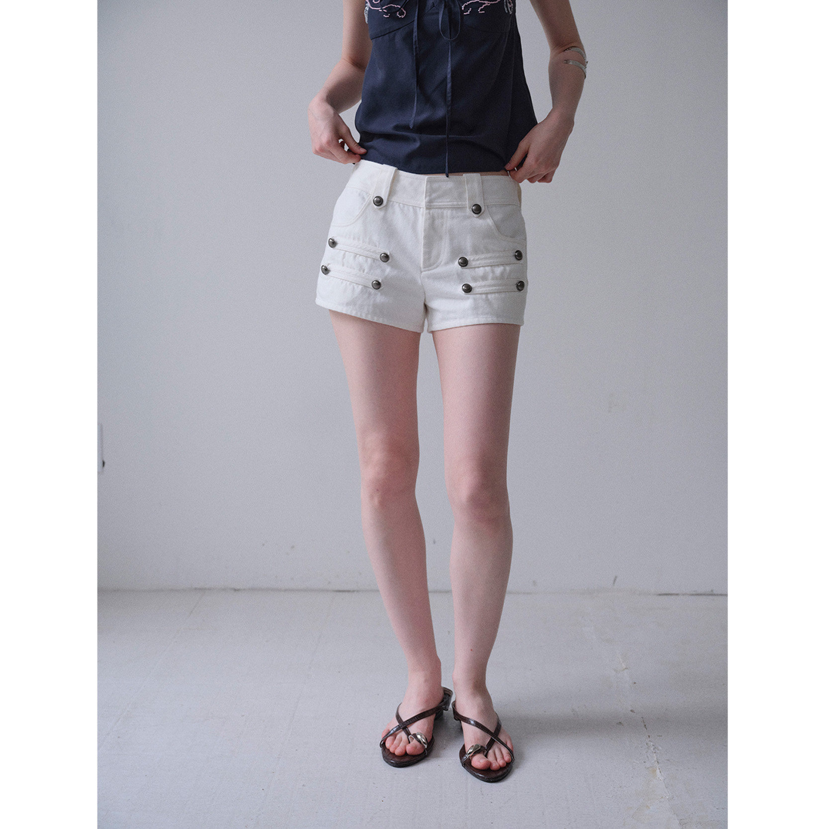 DKZ 白色骑士风拿破仑牛仔短裤女夏季修身辣妹风裤子