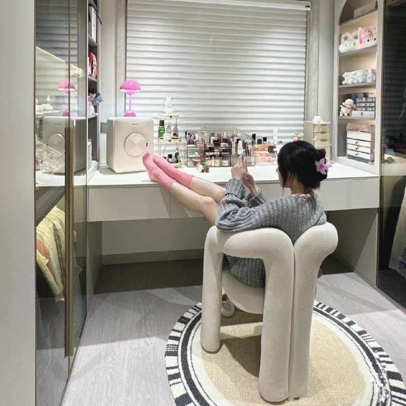 奶油风化妆椅网红设计师靠背女生卧室高级感美甲服装店家用餐桌椅
