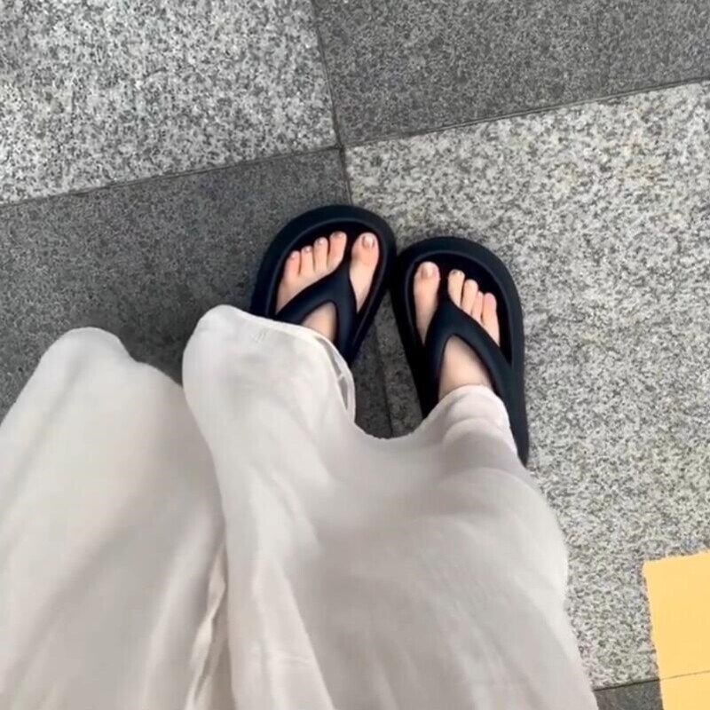 明星网红同款人字拖女厚底EVA人字拖踩屎感网红沙滩夹脚凉拖鞋女