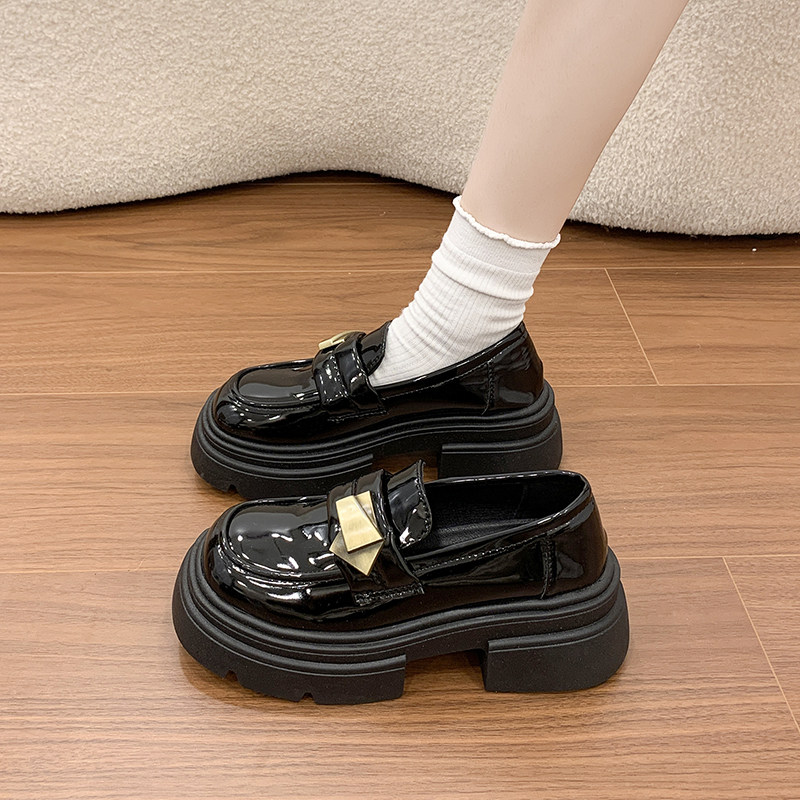 英伦风厚底乐福鞋女2025秋冬季新款百搭漆皮一脚蹬小皮鞋增高单鞋