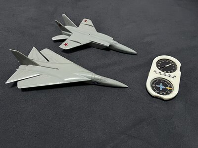 原品70年代防控识别教具飞机模型苏军米格25美军F111塑料罗盘教具