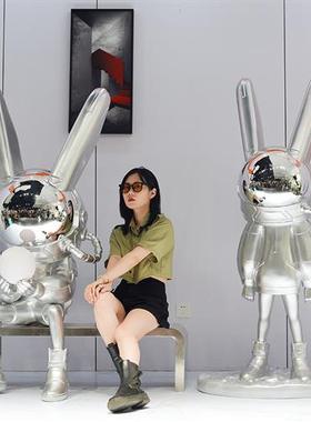 网红打卡大摆件太空兔子电镀发光玻璃钢雕塑潮牌酒吧门口装置