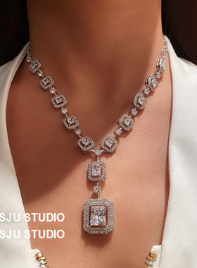 琚小姐时髦方形大锆石吊坠