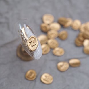 日式美甲饰品金属质感标签印章黄铜logo姓氏首字母时尚美甲合金贴