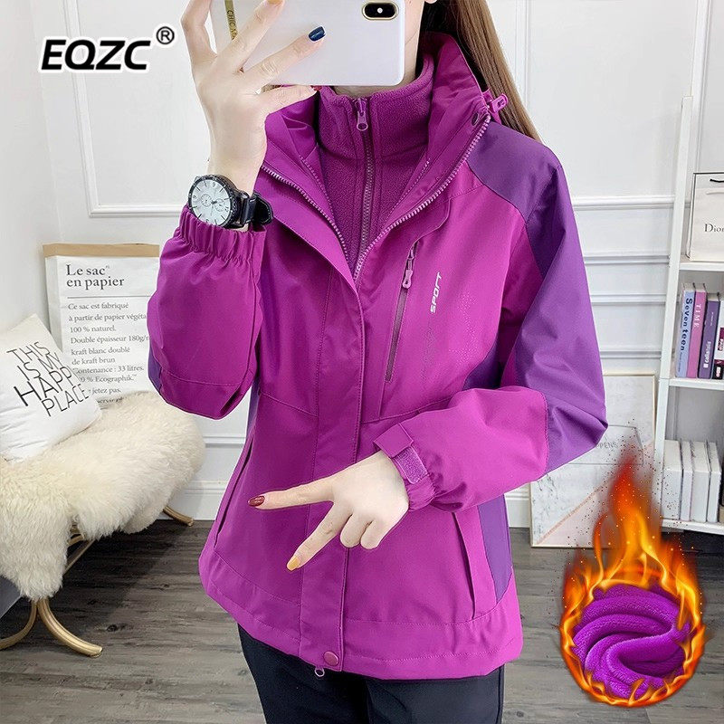 紫色冲锋衣外套女冬季2024新款加绒加厚中老年三合一可拆卸运动衣
