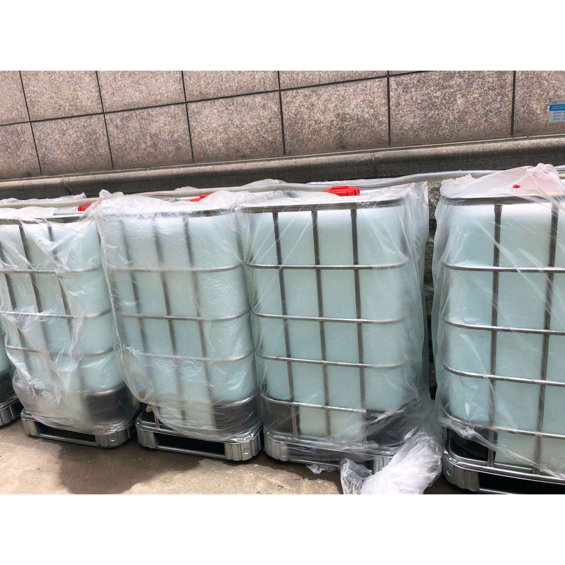 叉车。电瓶用蒸馏水