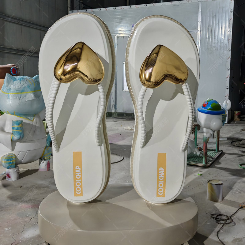 户外大型创意摆件玻璃钢拖鞋雕塑定制商场门店装饰电镀树脂雕塑
