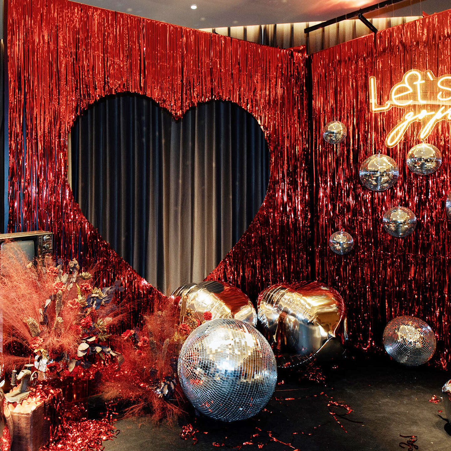 婚庆道具婚礼现场布置装饰红色爱心拱门户外草坪迎宾区摆件布置