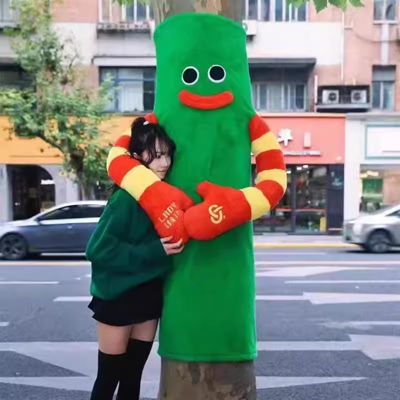 冬季大树穿毛衣街道装扮户外保暖