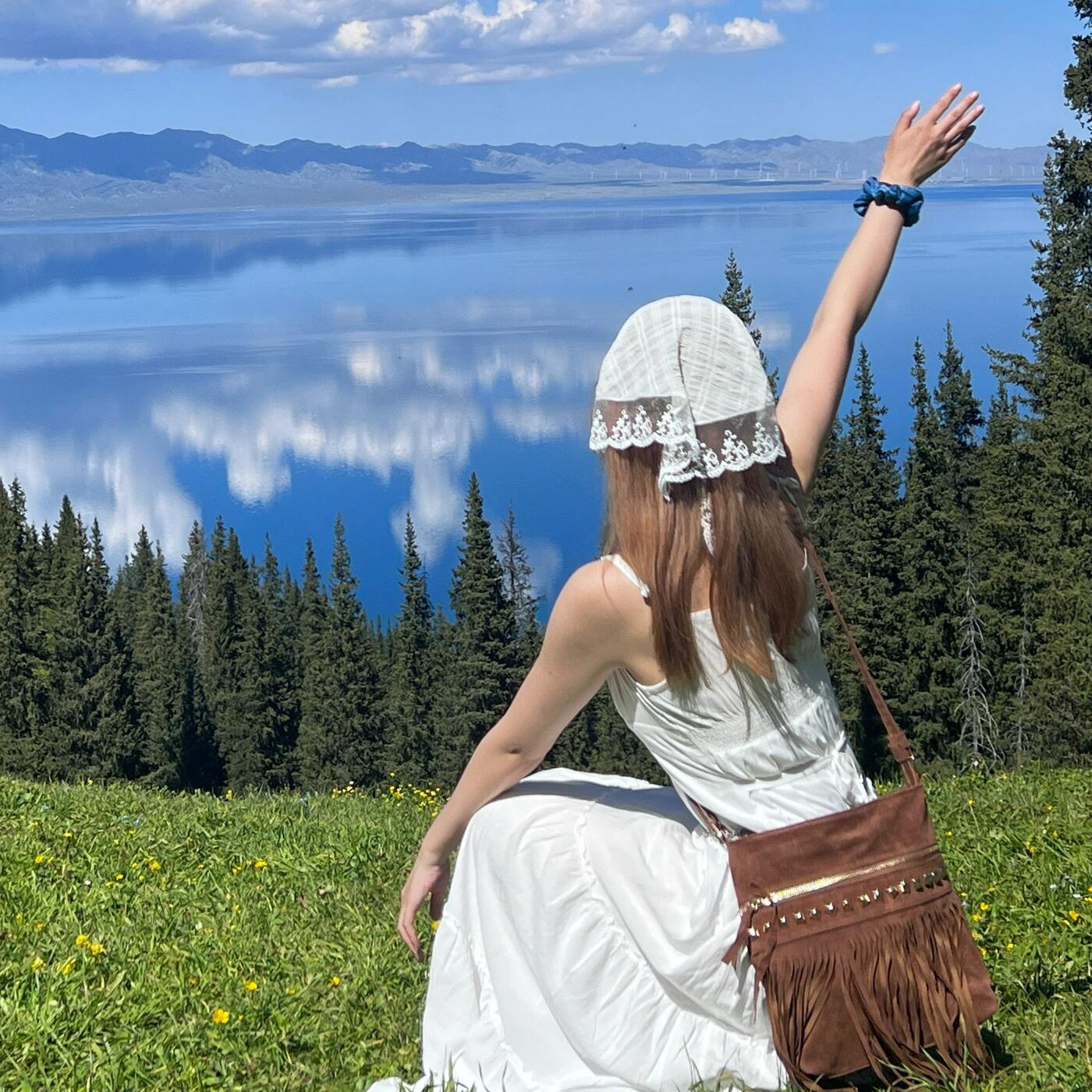 新疆西藏川西旅游穿搭夏季新款女斜跨柳钉流苏包复古民族风单肩包