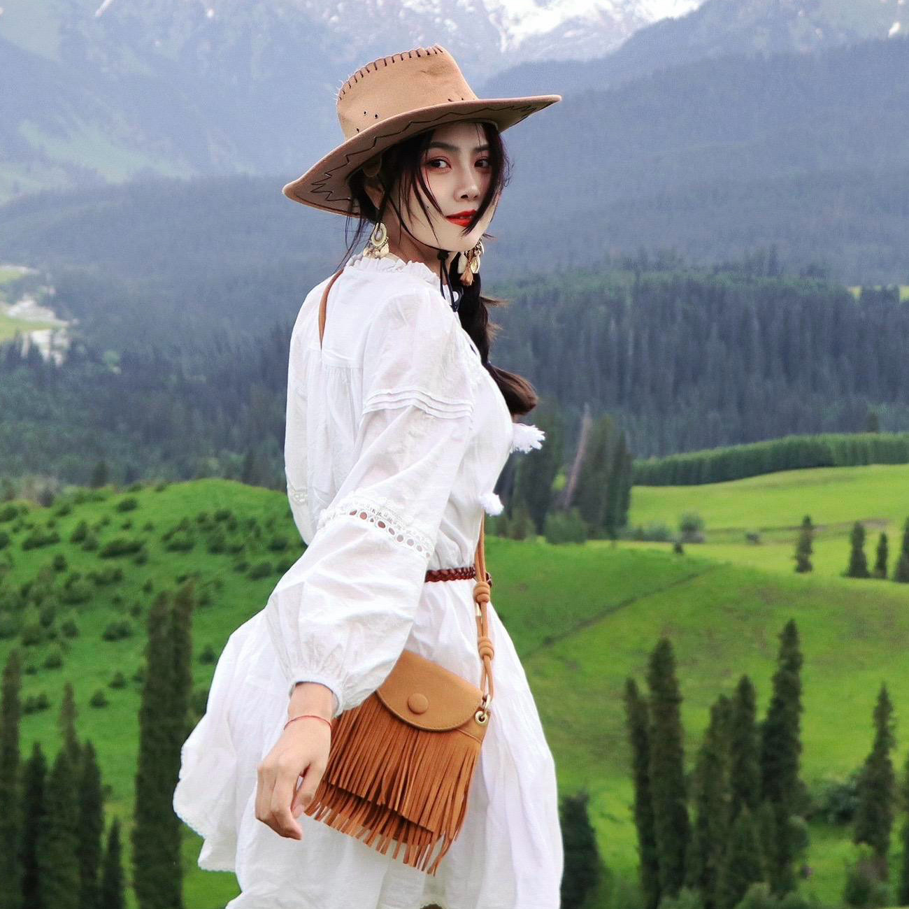 川西大西北新疆草原旅游穿搭复古流苏包包民族风棕色斜跨马鞍包女