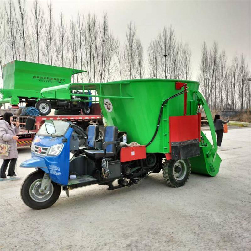 肉牛养殖三轮撒料车青储饲草均匀喂草车牛场搅拌撒料一体车
