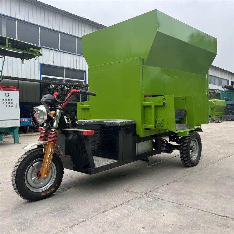 3方电动撒料车双侧出口撒草车牛羊饲喂机养殖饲料自动投喂车