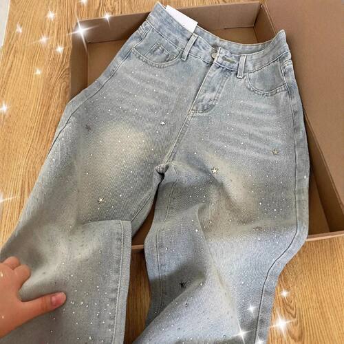 浅蓝色烫钻直筒牛仔裤Light blue rhinestone straight leg jeans