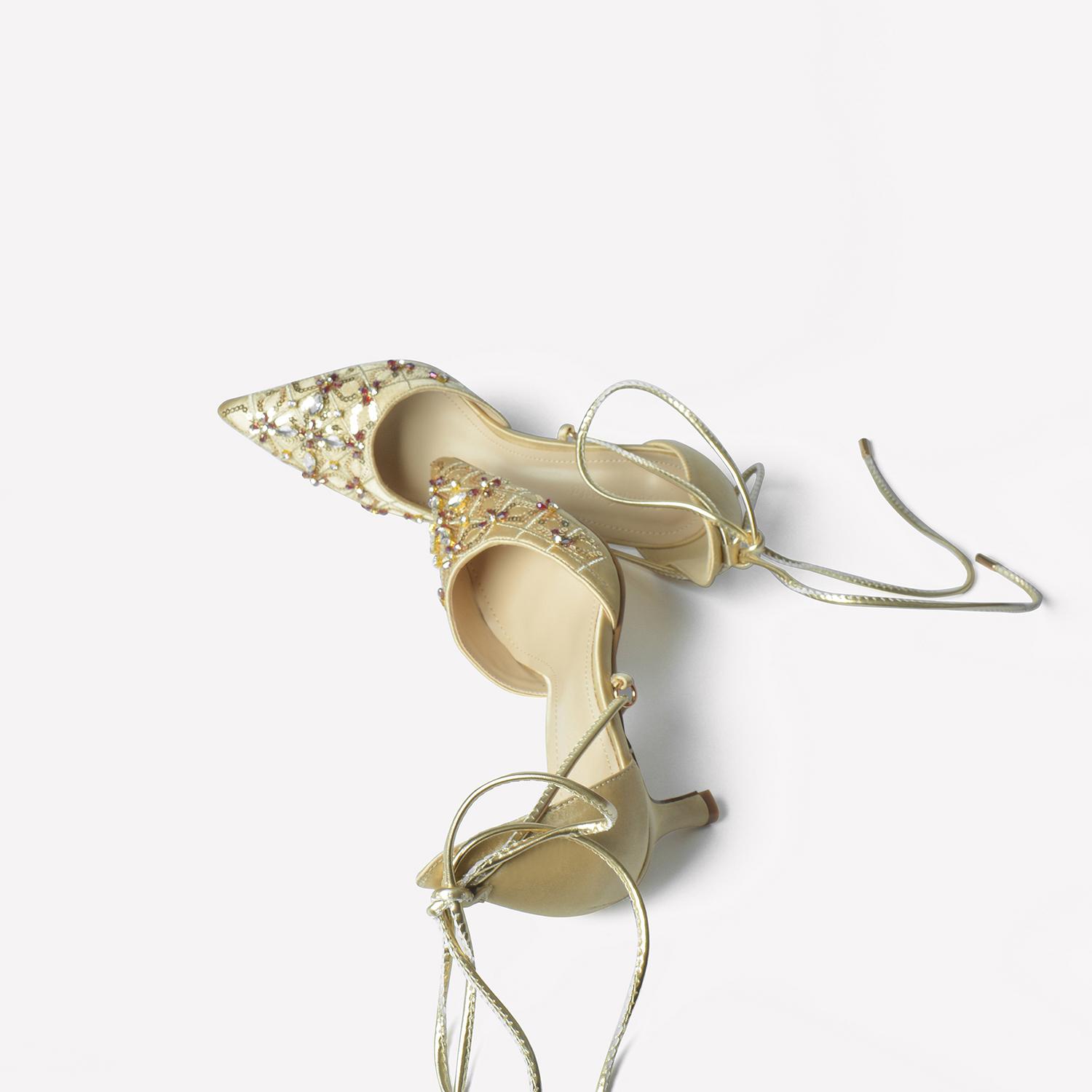 法式刺绣婚鞋浅口细高跟绑带新娘鞋尖头宴会中空包头时尚百搭女鞋