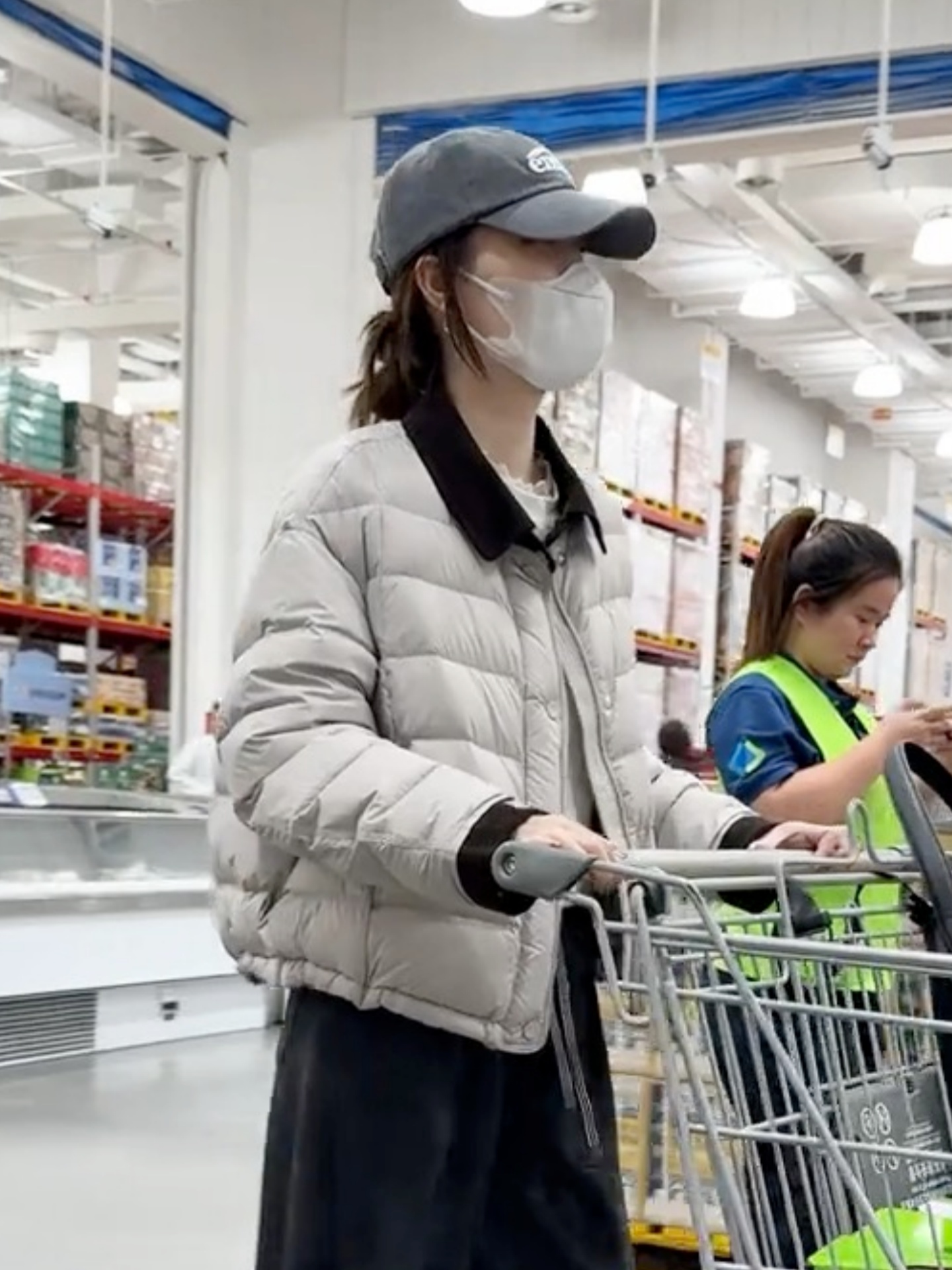 撞色翻领羽绒服女2025冬季新款时尚轻薄洋气小个子白鸭绒保暖外套