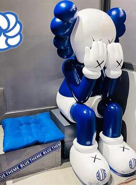 克莱因蓝网红店落地大摆件坐姿美发店公仔玻璃钢雕塑客厅装饰