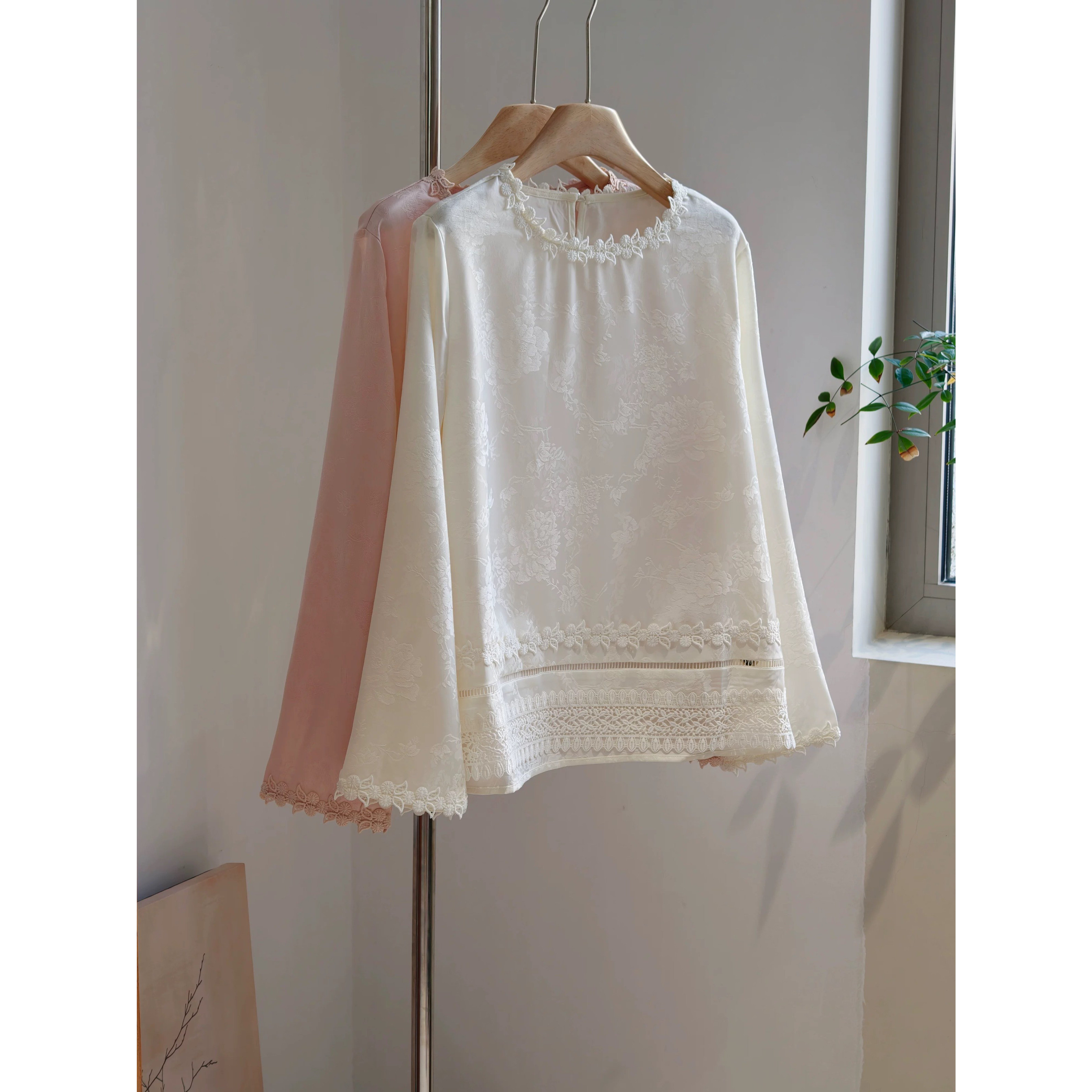 2026春国风新中式打底小衫内搭上衣长袖宽松圆领花边缎面提花白色,女装/女士精品,时尚防晒服,淘宝优惠券,粉丝福利购,淘宝优惠卷