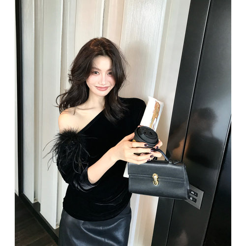 龍喜儿 轻奢高级氛围感斜肩蕾丝花朵小衫女露肩显瘦打底衫X132