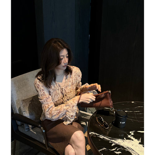 龍喜儿 烫金豹纹印花上衣女短款长袖v领设计感系带气质小衫W689