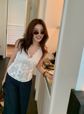 龍喜儿“Ioo%棉”蕾丝刺绣背心女法式镂空V领波浪边修身内搭W206