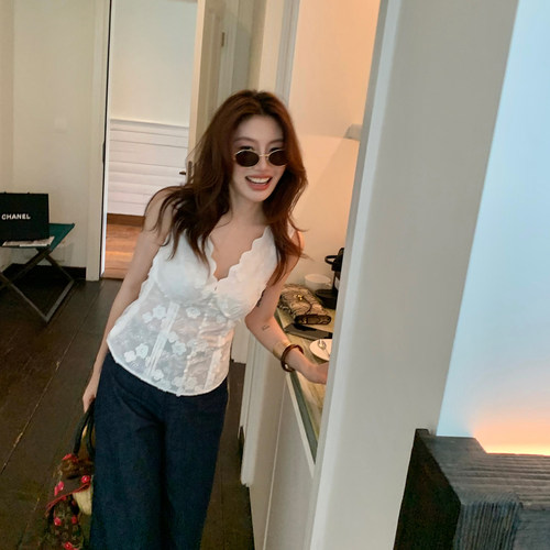 龍喜儿“Ioo%棉”刺绣背心女蕾丝镂空无袖V领波浪边修身上衣W206