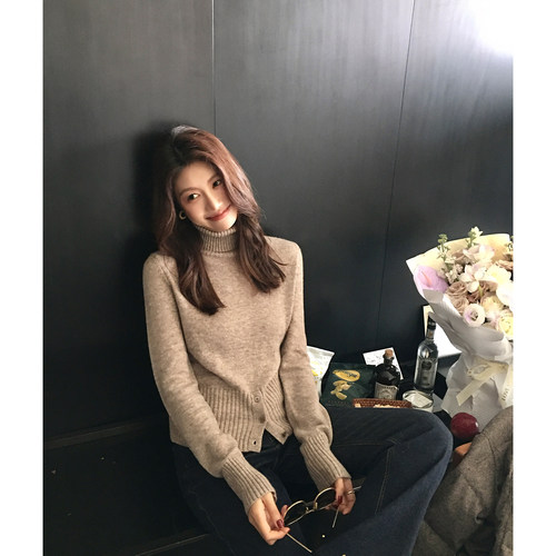 龍喜儿 绝美轻熟风高领羊毛打底针织衫女下摆开叉单排扣毛衣J119