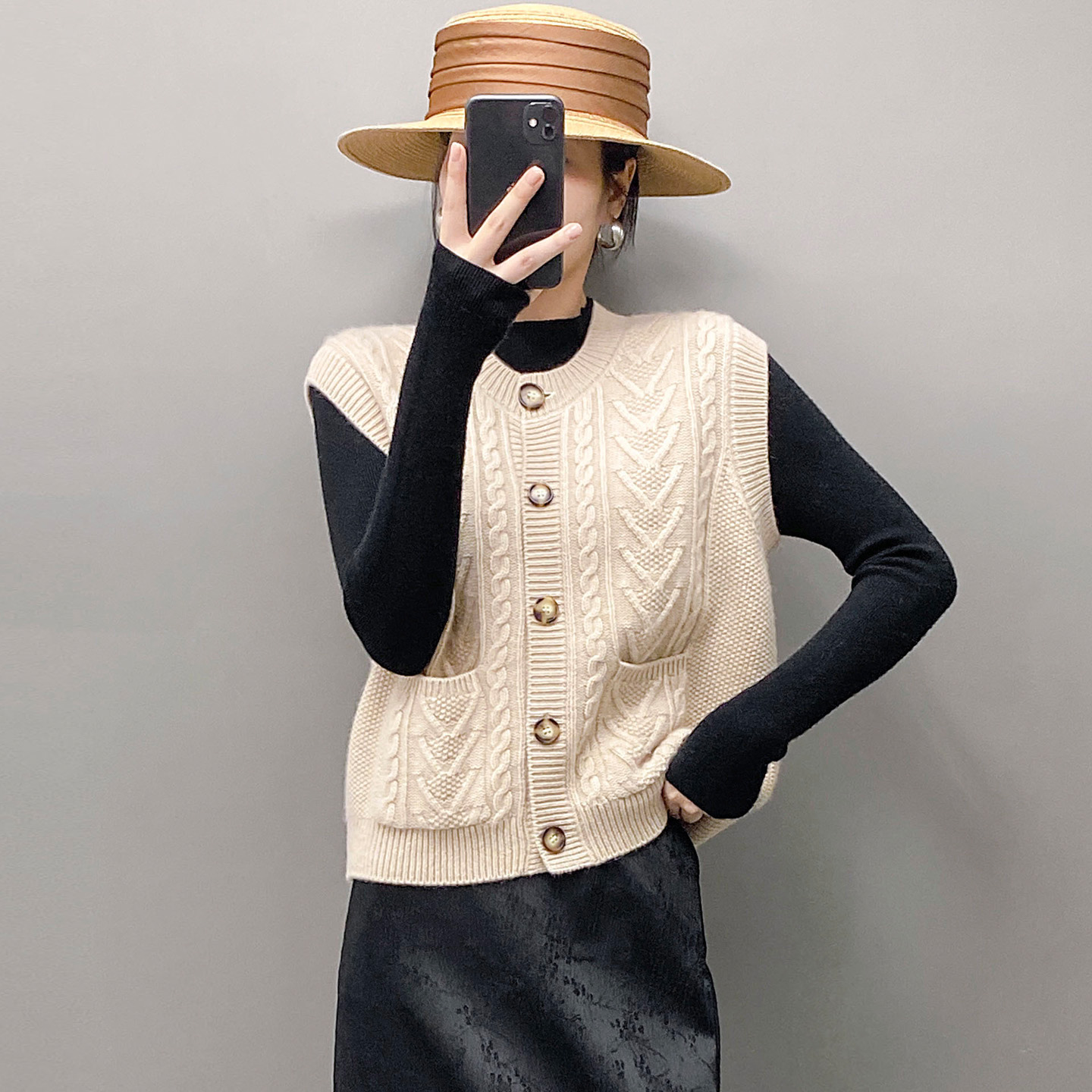 2025山羊绒麻花圆领无袖开衫女