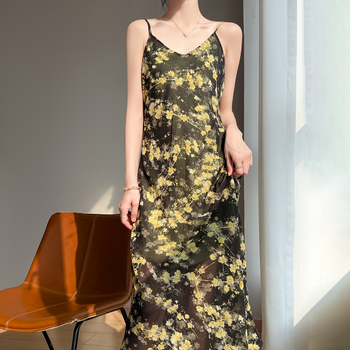 2026夏季新款 乔其纱法式黄色碎花吊带连衣裙女V领显瘦A字长裙潮