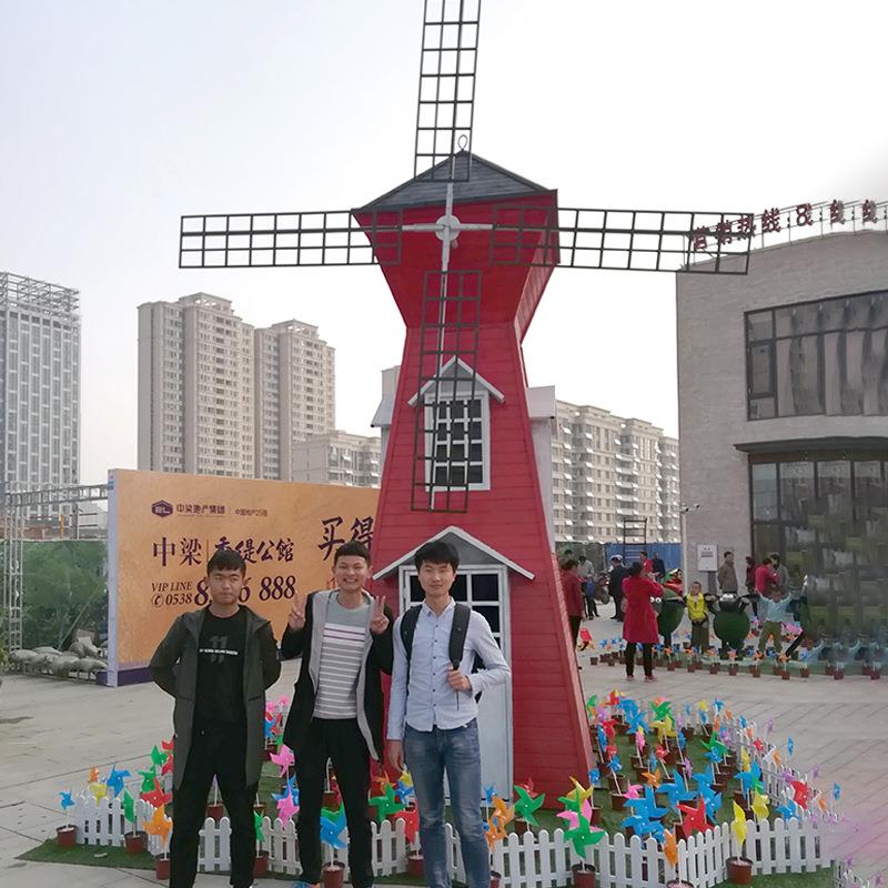 无穷大制作红色防腐木四面风车模型室外售楼处写字楼门前装饰摆放