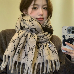 2025新款miu系老花羊毛围巾时尚保暖气质披肩小众冬季氛围感围脖
