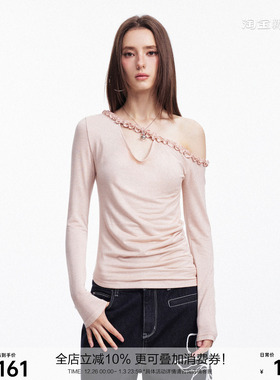 SEGI原创设计早秋新款藕粉细闪斜肩花边镂空捏褶打底衫女针织长袖