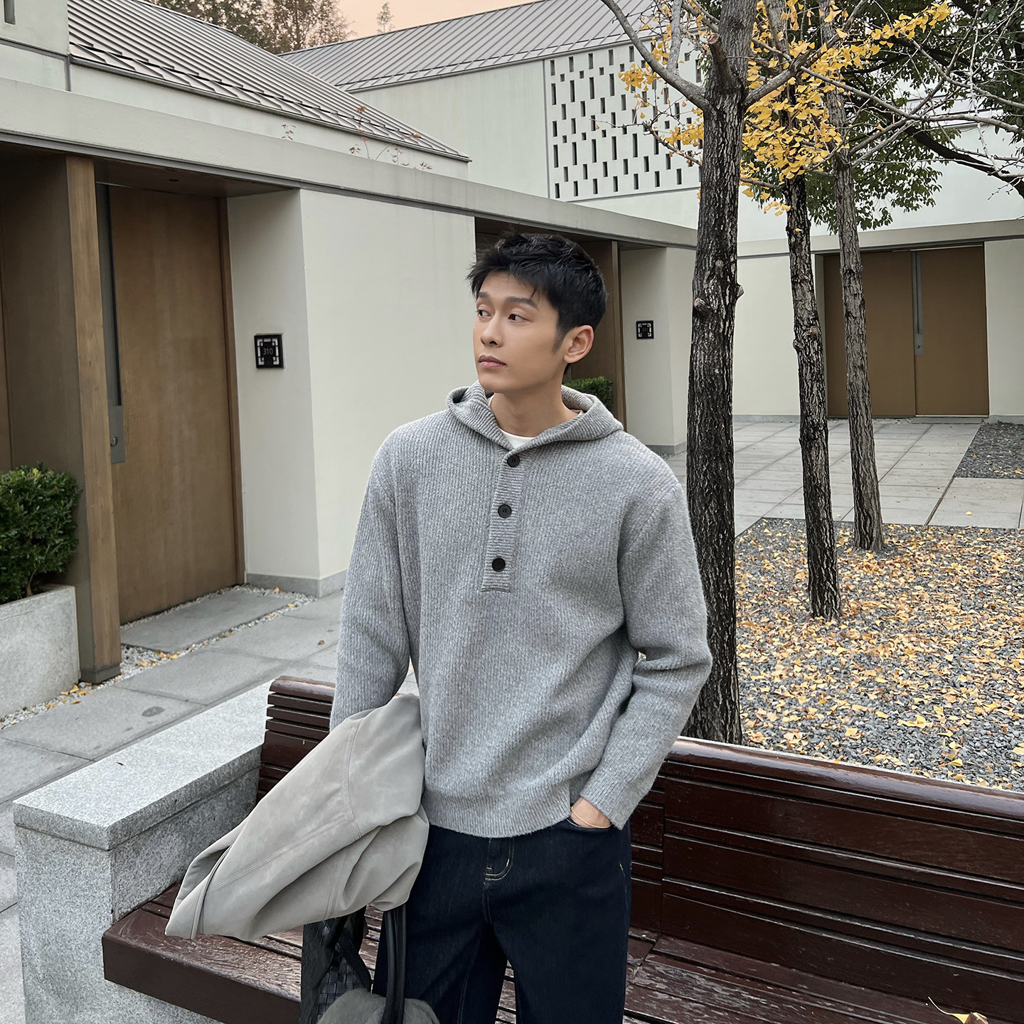 马克斯星球单排扣纯色连帽毛衣